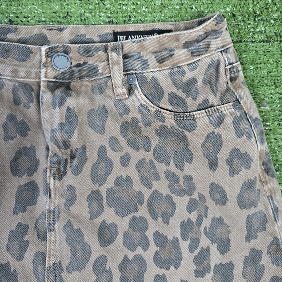 BLANK NYC | 100% COTTON FADED LEOPARD LIGHTLY DISTRESSED DENIM MINI SKIRT - Picture 7 of 16